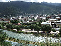 Zentrum von Thimphu mit dem Fluss Wang Chu