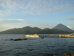 Tidore von der Anlegestelle der Schnellboote auf Ternate gesehen. Rechts im Hintergrund der Gunung Api Keimatubu