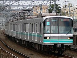 Ein Zug der Serie 9000 auf der Namboku Linie