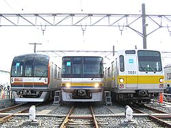 Züge aus den Serien 10000, 07, und 7000 (von links)