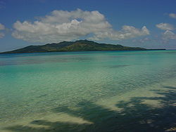 Blick von einem Motu über die Lagune auf die Hauptinsel