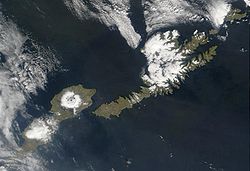 Satellitenbild von Umnak (links) und Unalaska (rechts)