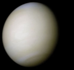 Venus in natürlichen Farben, aufgenommen von Mariner 10.
