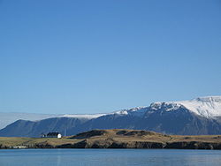Blick auf Viðey und den Berg Esja von Reykjavík aus