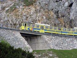Die Wendelsteinbahn beim Passieren der "Hohen Mauer"