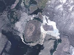 NASA-Bild von Prince Charles Island (Mitte) und Air Force Island (rechts davon)