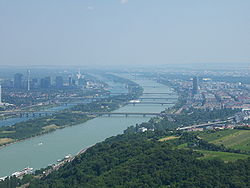 Blick vom Leopoldsberg auf die zwischen Donau und Neuer Donau gelegene Donauinsel