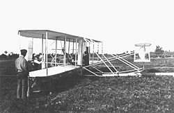 Das Flugzeug auf der Startschiene 1908 in Frankreich