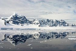 Blick auf die Sierra DuFief im Süden der Insel von Nordwesten. Links Luigi Peak