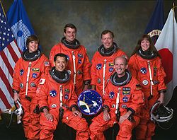  v.l.n.r. vorne sitzend: Mamoru Mohri, Gerhard Thiele; hinten stehend: Janice Voss, Kevin Kregel, Dominic Gorie, Janet Kavandi 