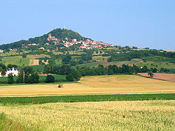 Das Dorf liegt an einem Vulkanhügel, welcher das Val d'Allier überragt.