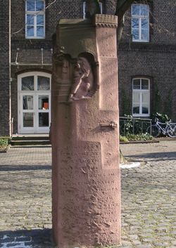 Gedenkstein zur Erinnerung an die Schlacht von Worringen in der Ortsmitte von Worringen (vor der Kirche)
