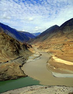 Mündung des Zanskar (braunes Wasser) in den Indus (grünes Wasser)