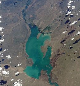 El-Chocón-Stausee, fotografiert von der ISS. Der Staudamm ist unten, Norden ist links unten.