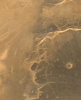 Kasei Vallis. Ein Ausschnitt des meridionalen Stromverlaufs (linke Bildhälfte) mit dem Abzweig des nördlichen Arms (ganz oben) und des südlichen Arms.