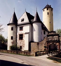 Palas, Bergfried und Wappentor (2001)