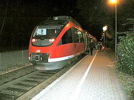 Zug am Haltepunkt Kierberg(provisorischer Bahnsteig vor Einrichtung des Mittelbahnsteigs)