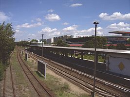 Blick von der Fußgängerbrücke auf den S-Bahnsteig