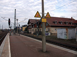 Bahnsteig mit Empfangsgebäude und Güterboden
