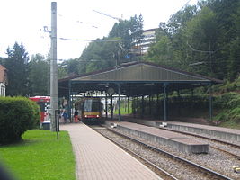 Der Bahnhof Bad Herrenalb mit der Bahnhofshalle im historischen Stil