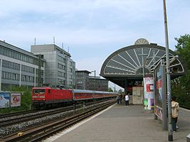 Bahnsteig bei Betrachtung vom östlichen Ende,links die nicht zum Bahnhof gehörigen Fernbahngleise.