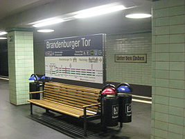 S-Bahnsteig mit dem alten und dem neuen Namen