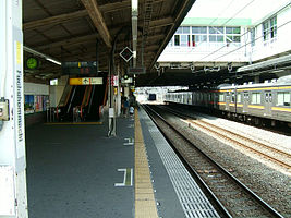JREast-Nambu-line-Fuchu-hommachi-station-platform-4.jpg