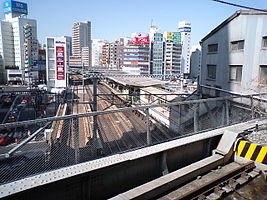 Blick vom Ikegami Bahnsteig auf die Gleise der Yamanote-Linie