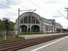 Halle des Kaiserbahnhofs,rechts davon der Bahnhof Potsdam Park Sanssouci
