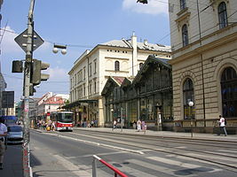 Jetzige Hauptfassade an der Havlíčková ulice (im Hintergrund das ursprüngliche Ankunftsgebäude, im Vordergrund rechts das Gebäude der ehemaligen Bahnhofsgaststätte)
