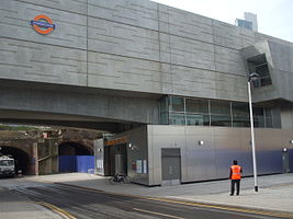 Der Eingang des Bahnhofs von der Bethnal Green Road aus gesehen