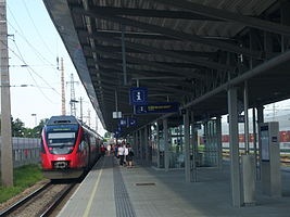 S-Bahn im Bahnhof Leopoldau