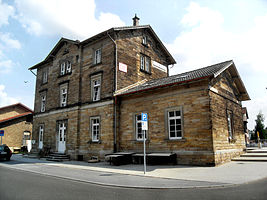 Das Hauptgebäude des Bahnhofs Pfeddersheim