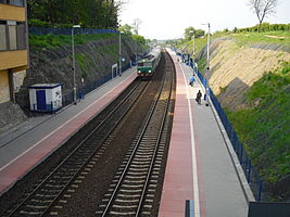 Bahnsteige unterhalb des ehemaligen Bahnhofsgebäudes mit einfahrendem Zug aus Węgliniec