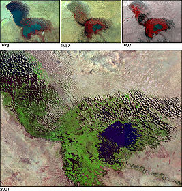 Falschfarbeninfrarotsatellitenbild des Tschadsees 1973 (links oben), 1987 (mitte oben) und 1997 (rechts oben) sowie 2001 (großes Bild). Wasserfläche ist blaugrün wiedergegeben.