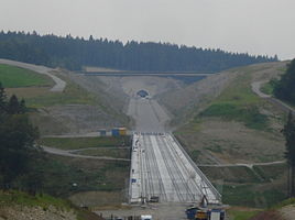 Blick vom Tunnel Bleßberg zum Überholbahnhof, im Vordergrund ist die Talbrücke Truckenthal zu sehen, August 2011