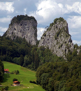 Großer (links) und Kleiner Barmstein (840 m, rechts) von Dürrnberg aus.