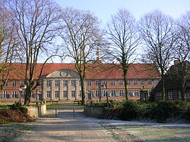 Frontansicht Klostergebäude Frenswegen