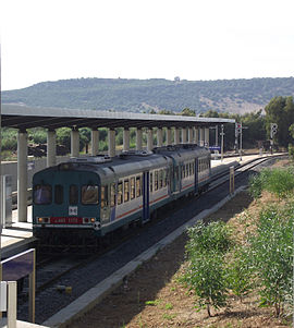 Zug im neuen Bahnhof Carbonia Serbariu