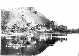 Blick auf den Blauen Berg und das Direktorshaus an der Flussbiegung; ca. 1880
