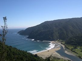 Die Bucht Manquemapu, eine Meereslandschaft und Ziel für Trekking-Touren an der Küste von Purranque.