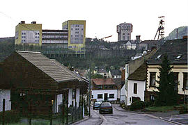 Blick auf die Grube Camphausen mit dem Stahlbeton-Förderturm (Mitte)