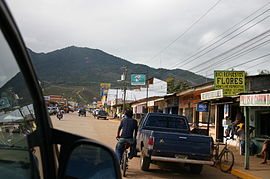 Straßenszene in Catacamas (2008). Im Hintergrund ist der Mirador de la Cruz zu sehen.
