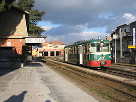 Triebwagen in der Station Randazzo