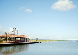 Die Ponta Grossa dos Fidalgos-Bucht in der Lagoa Feia (Feia Lagune) auf dem Gemeindegebiet