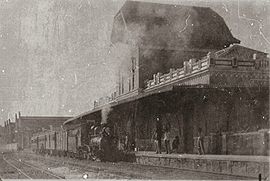 Ein Zug fährt ein in den Bahnhof von Lavras