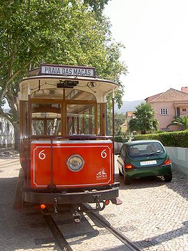 Sommer-Triebwagen 6 vor dem Depot in Colares