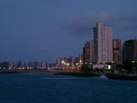 Uferpromenade Fortalezas bei Nacht