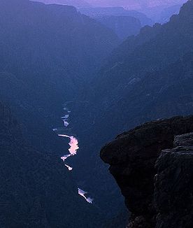 Der Gunnison River in der Abenddämmerung im Black Canyon of the Gunnison National Park
