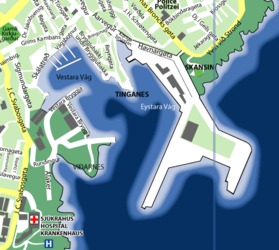 Karte des Tórshavner Hafens (Oben in der linken Bildhälfte befindet sich die Altstadt mit der Halbinsel Tinganes, links in der Mitte die Werft und Treibstofflager. Rechts ist die moderne Hafenmole mit Containerhafen und Passagierterminal zu sehen).